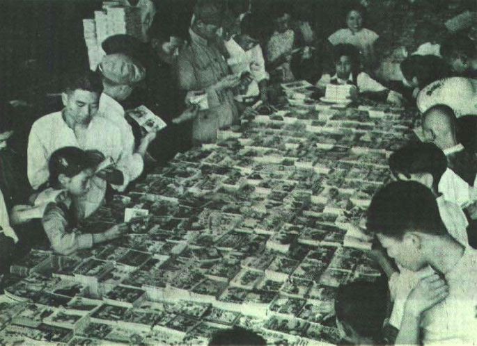 1951年，上海市民在書攤上閱讀連環畫
