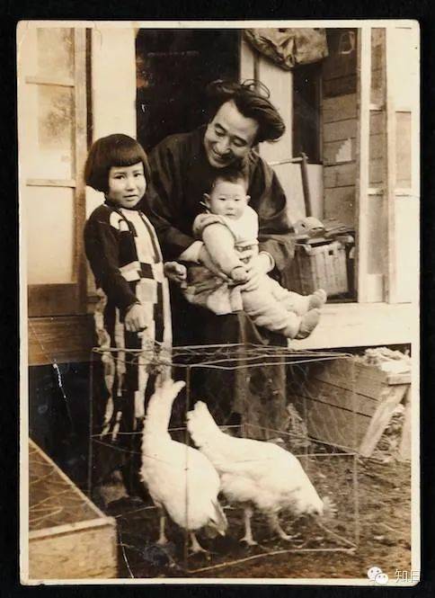 昭和23年（1948）4月，太宰治與長女圓子、次女裡子在庭院中拍下的照片（個人藏）